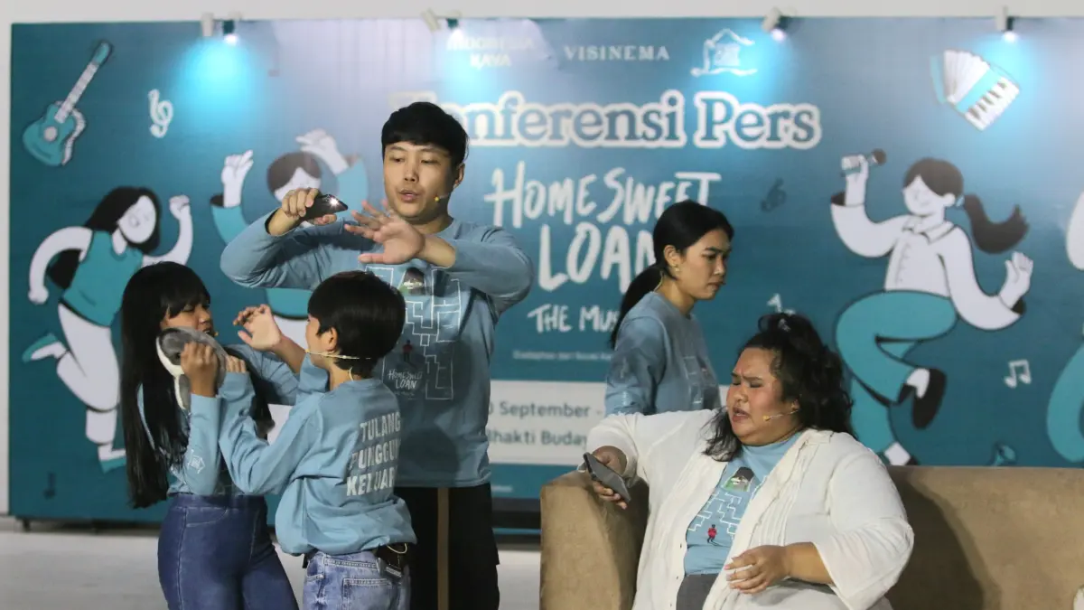 Sejumlah pemeran mengikuti sesi latihan teater musikal Home Sweet Loan The Musical di Jakarta, Senin (14/9/2026).