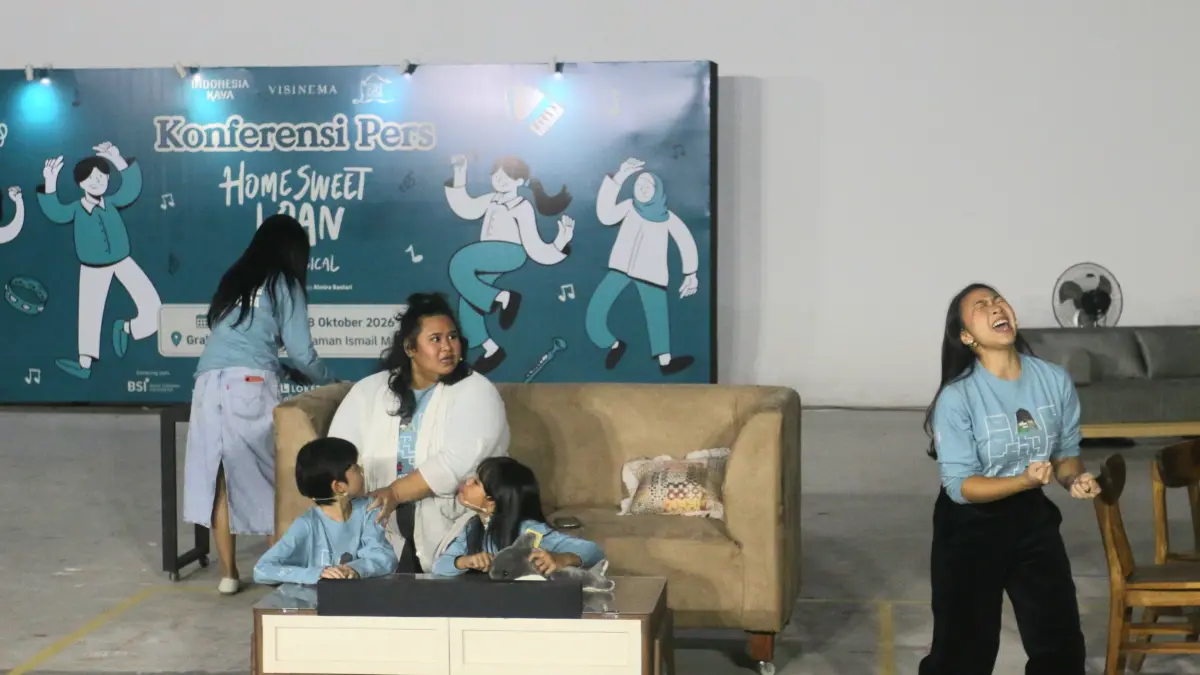 Sejumlah pemeran mengikuti sesi latihan teater musikal Home Sweet Loan The Musical di Jakarta, Senin (14/9/2026).