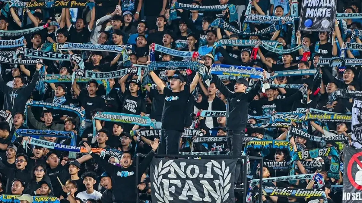 Dendy Sulistyawan Terharu Lihat Puluhan Ribu Suporter Penuhi Stadion Surajaya Dukung Persela - Image