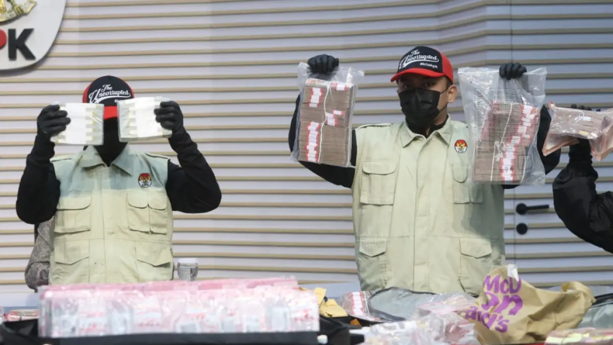 KPK Tunjukan Barang Bukti Hasil OTT BPN/ ATR - Image