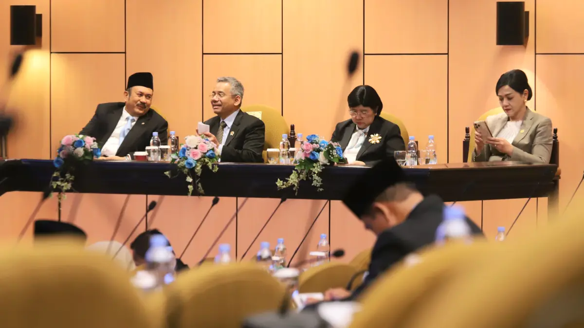 Menteri Keuangan Suahasil Nazara bersama Menteri PPN/Kepala Bappenas Rachmat Pambudy, Gubernur BI Destry Damayanti dan Ketua Dewan Komisioner OJK Friderica Widyasari Dewi mengikuti Sidang Paripurna Luar Biasa ke-2 DPD Masa Persidangan I Tahun Sidang 2026-