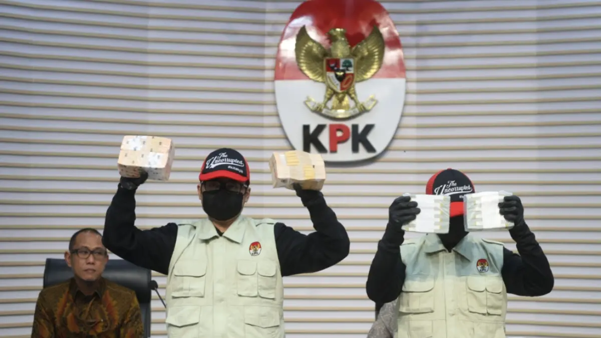 Petugas KPK menunjukkan barang bukti berupa uang tunai saat konferensi pers terkait operasi tangkap tangan (OTT) kasus dugaan korupsi pengurusan hak guna bangunan (HGB) Summarecon di Gedung Merah Putih KPK, Jakarta, Selasa (15/9/2026). (Dery Ridwansah/ Ja