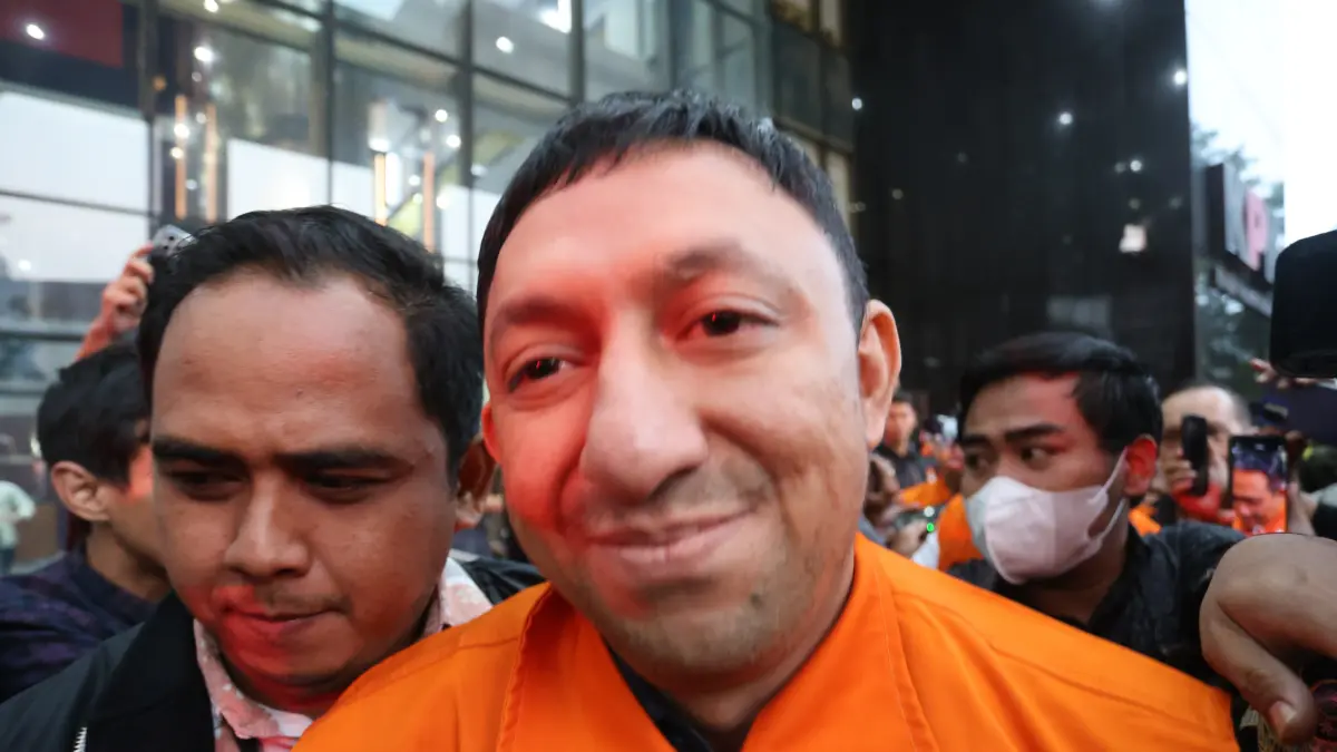 Ketua DPP Partai Golkar Fahd El Fouz alias Fahd Arafiq berjalan menuju mobil tahanan usai menjalani pemeriksaan di Gedung Merah Putih KPK, Jakarta, Selasa (15/9/2026). (Dery Ridwansah/ JawaPos.com)