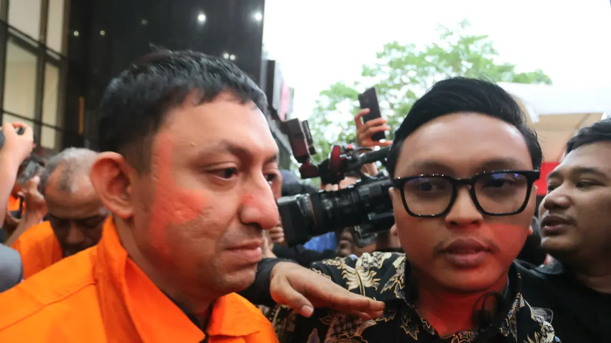 Ketua DPP Partai Golkar Fahd El Fouz alias Fahd Arafiq berjalan menuju mobil tahanan usai menjalani pemeriksaan di Gedung Merah Putih KPK, Jakarta, Selasa (15/9/2026). (Dery Ridwansah/ JawaPos.com)