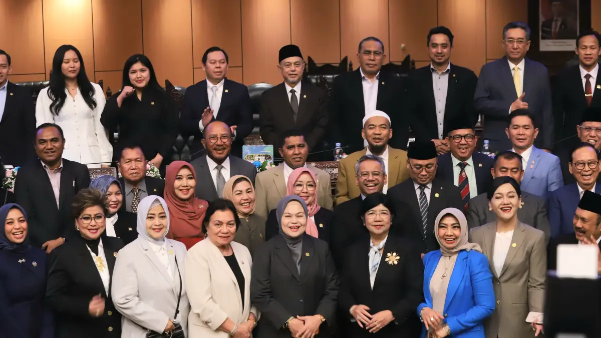 Menteri Keuangan Suahasil Nazara bersama Menteri PPN/Kepala Bappenas Rachmat Pambudy, Gubernur BI Destry Damayanti dan Ketua Dewan Komisioner OJK Friderica Widyasari Dewi mengikuti Sidang Paripurna Luar Biasa ke-2 DPD Masa Persidangan I Tahun Sidang 2026-