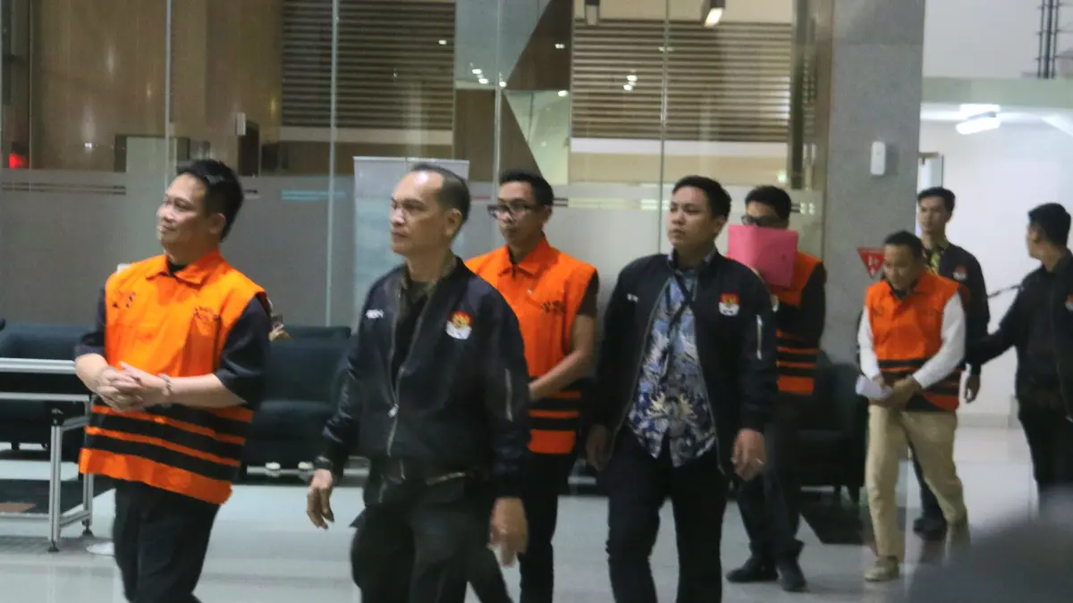 Para tersangka OTT KPK di ATR/ BPN menuju mobil tahanan usai menjalani pemeriksaan di Gedung Merah Putih KPK, Jakarta, Selasa (15/9/2026). (Dery Ridwansah/ JawaPos.com