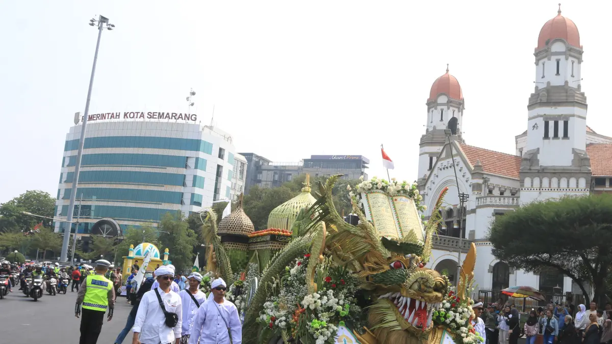 Peserta Pawai Taaruf MTQ Nasional XXXI dari Jawa Barat di kawasan Jalan Pemuda, Semarang, Jawa Tengah, Sabtu (12/9/2026)