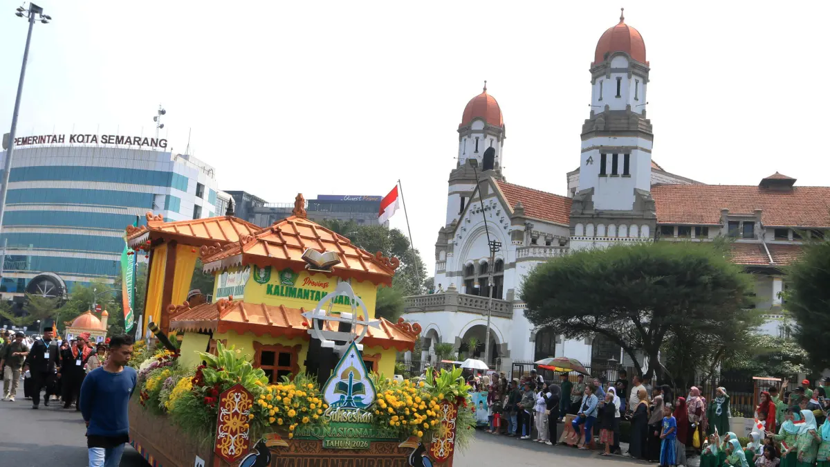 Peserta Pawai Taaruf MTQ Nasional XXXI dari Kalimatan Barat di kawasan Jalan Pemuda, Semarang, Jawa Tengah, Sabtu (12/9/2026)