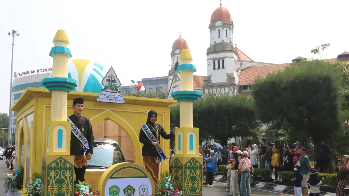Peserta Pawai Taaruf MTQ Nasional XXXI dari Kalimatan Timur di kawasan Jalan Pemuda, Semarang, Jawa Tengah, Sabtu (12/9/2026)