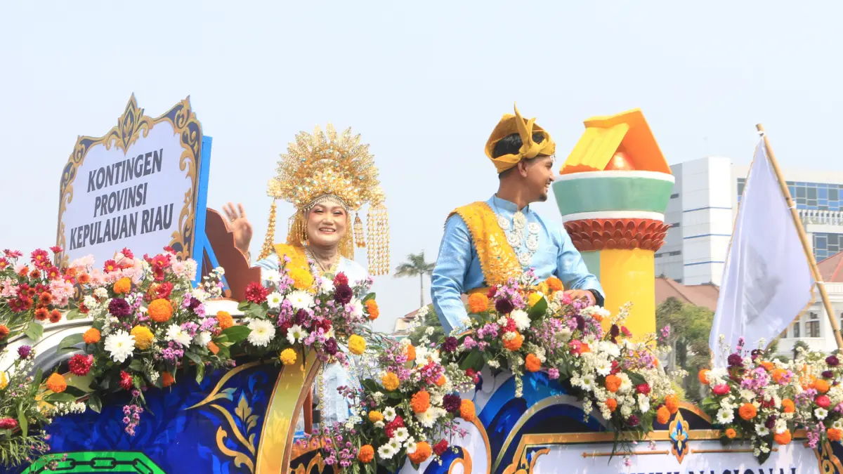Peserta Pawai Taaruf MTQ Nasional XXXI dari Kepulauan Riuan di kawasan Jalan Pemuda, Semarang, Jawa Tengah, Sabtu (12/9/2026)