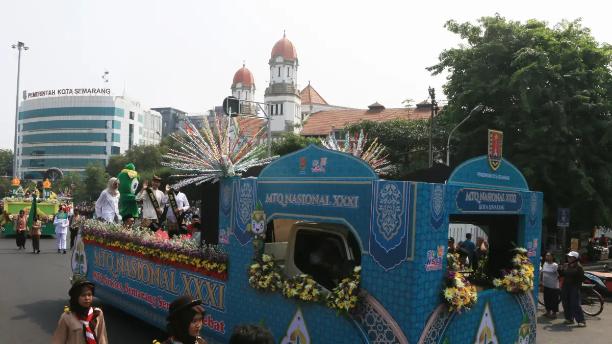 Peserta Pawai Taaruf MTQ Nasional XXXI dari Kota Semarang di kawasan Jalan Pemuda, Semarang, Jawa Tengah, Sabtu (12/9/2026)