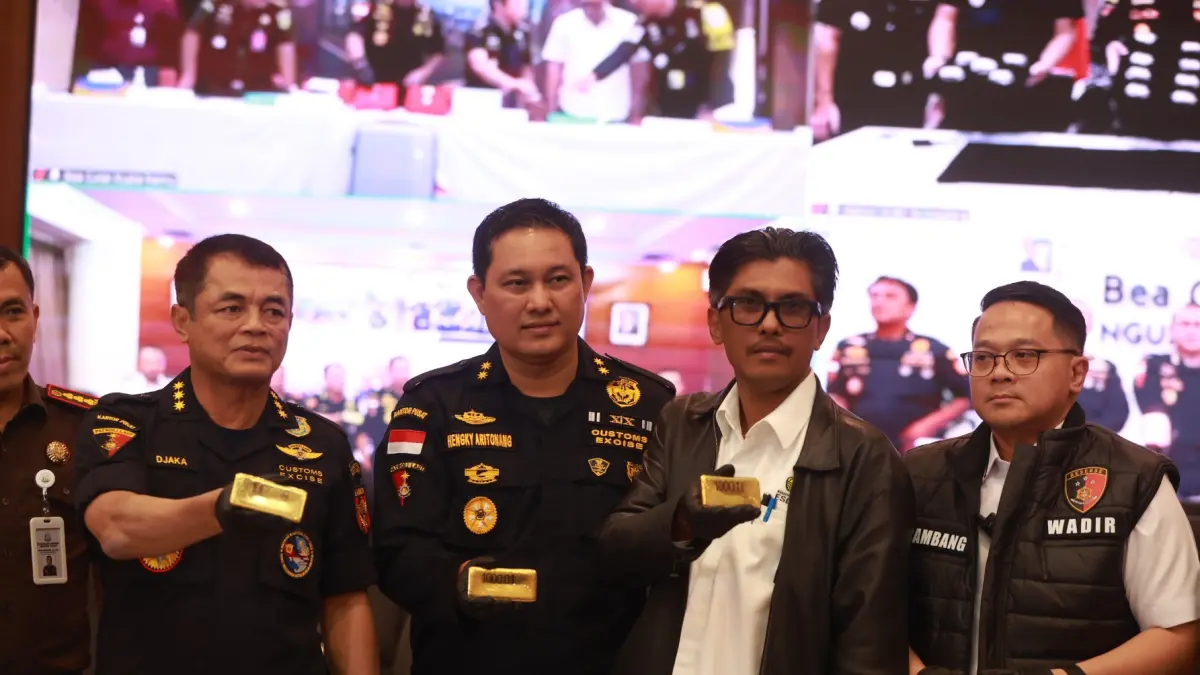 Petugas menunjukkan kadar emas kepada media disela konferensi pers di kantor Direktorat Jenderal Bea dan Cukai (DJBC) di Jakarta, Selasa (15 September 2026).