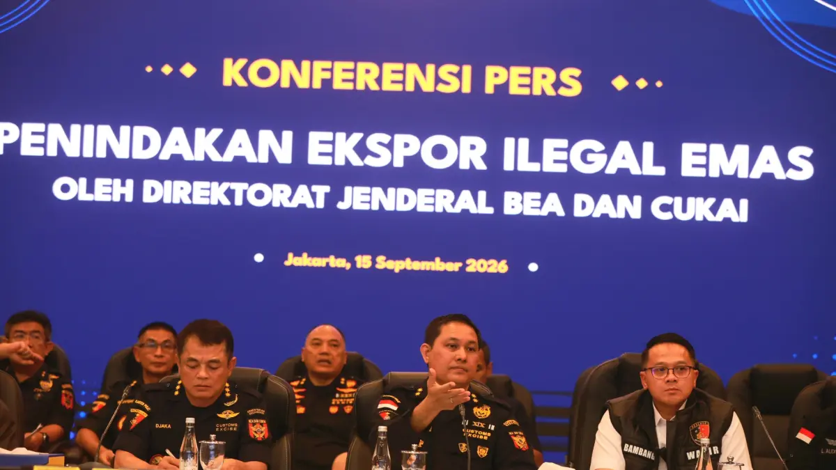 Petugas menunjukkan kadar emas kepada media disela konferensi pers di kantor Direktorat Jenderal Bea dan Cukai (DJBC) di Jakarta, Selasa (15 September 2026).