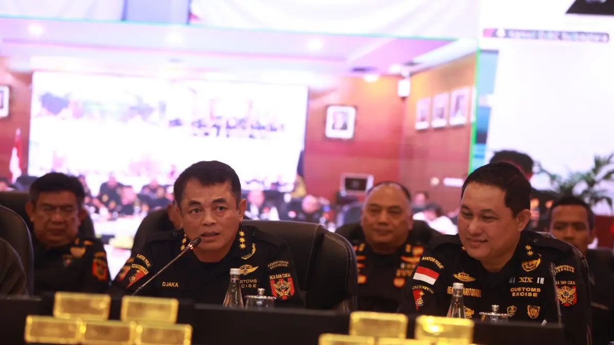 Petugas menunjukkan kadar emas kepada media disela konferensi pers di kantor Direktorat Jenderal Bea dan Cukai (DJBC) di Jakarta, Selasa (15 September 2026).