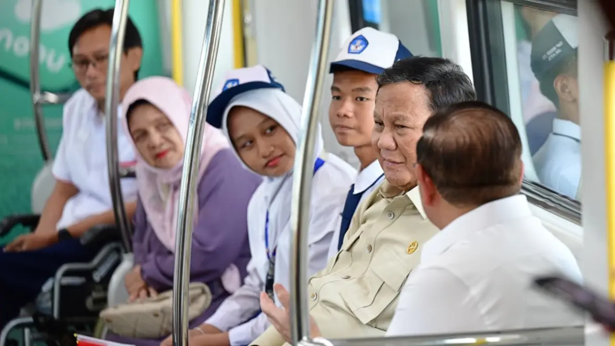 Presiden Prabowo Subianto saat menumpang LRT di rute LRT Kelapa Gading-Manggarai, Jakarta, Rabu (16/9/2026). (Biro Setpres)