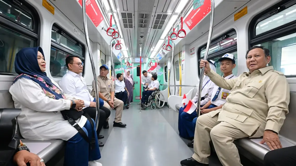 Presiden Prabowo Subianto saat menumpang LRT di rute LRT Kelapa Gading-Manggarai, Jakarta, Rabu (16/9/2026). (Biro Setpres)