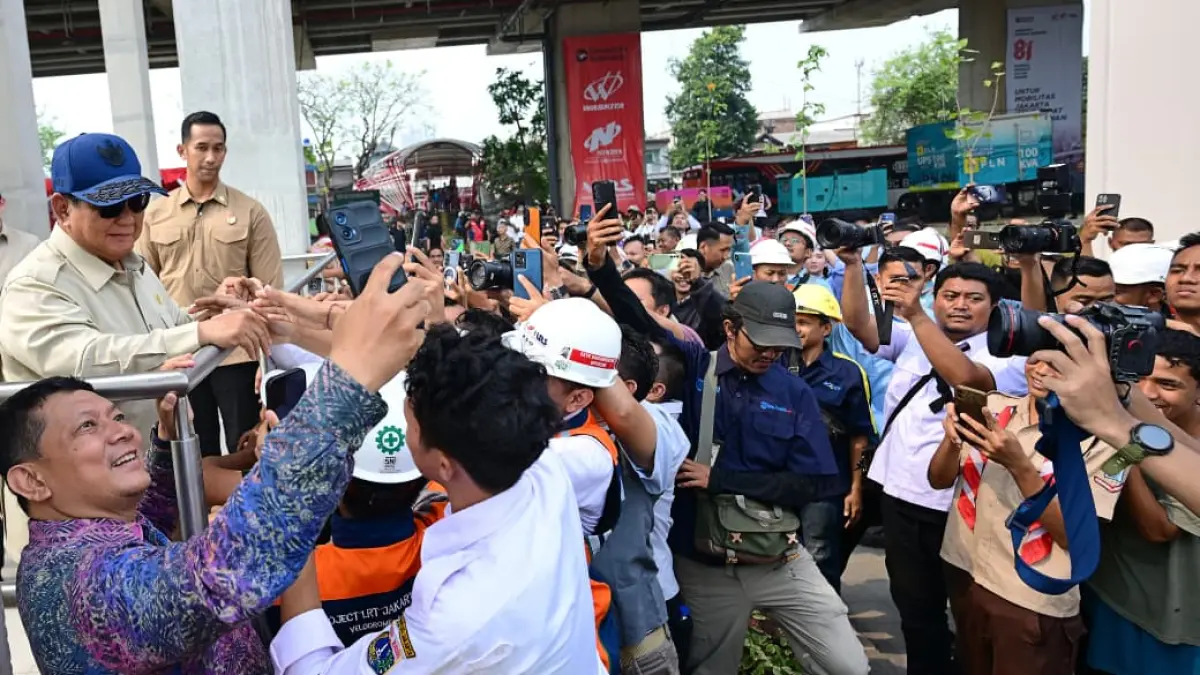 Presiden Prabowo Subianto saat menumpang LRT di rute LRT Kelapa Gading-Manggarai, Jakarta, Rabu (16/9/2026). (Biro Setpres)