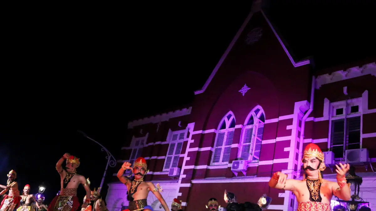 Wayang On The Street (WOTS) yang digelar dengan latar belakang bangunan cagar budaya Gedung Yayasan Kanisius,Kawasan Kota lama, Minggu (13/9/2026) malam.