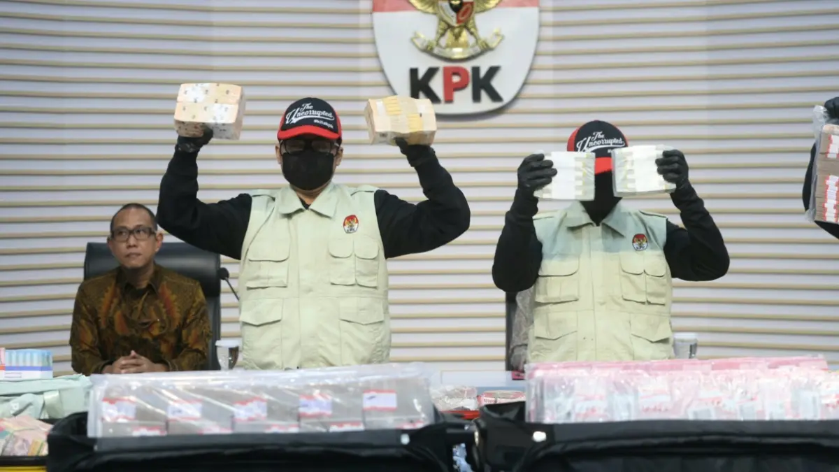 Petugas KPK menunjukkan barang bukti berupa uang tunai saat konferensi pers terkait operasi tangkap tangan (OTT) kasus dugaan korupsi pengurusan hak guna bangunan (HGB) Summarecon di Gedung Merah Putih KPK, Jakarta, Selasa (15/9/2026). (Dery Ridwansah/ Ja