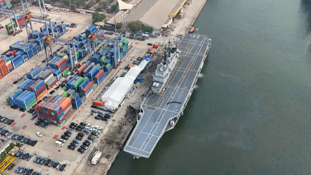 Penampakan Kapal induk ITS Giuseppe Garibaldi-551 di Dermaga 107 Tanjung Priok, Jakarta, Jumat (18/9/2026). (Dery Ridwansah/ JawaPos.com)