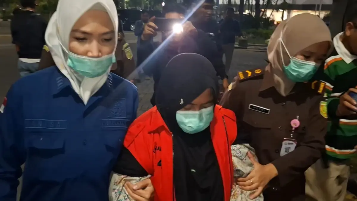 Siti Hotijah ditetapkan sebagai tersangka baru dalam kasus KUR fiktif bank BUMN di Jember.(Ardini Pramitha/JawaPos.com) - Image