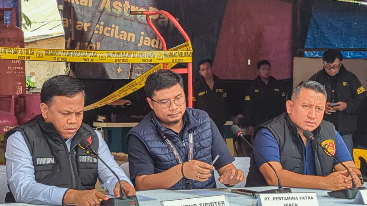 Direktur Tindak Pidana Tertentu Bareskrim Polri Brigjen Pol Mohammad Irhamni (kiri) bersama Kasubdit I Dittipidter Bareskrim Polri Kombes Pol Setyo K. Heriyatno (kedua kanan), dan Koordinator Pokja Subsidi Bahan Bakar Migas Ditjen Migas Mochamad Ilham Sya