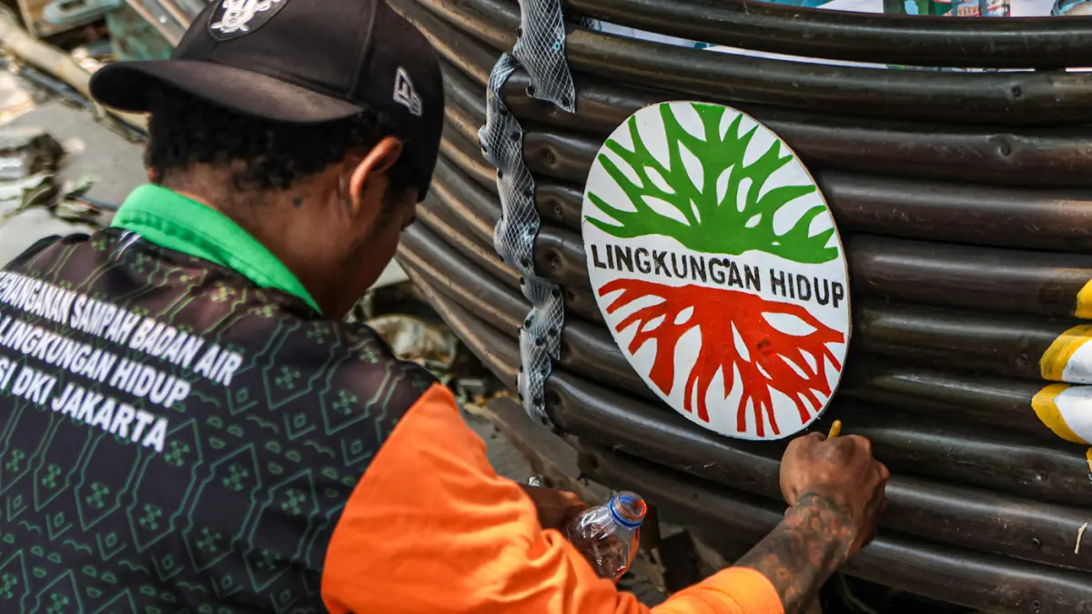 Anggota UPS Badan Air Kebon Jeruk membuat perahu dari botol bekas di Kebon Jeruk, Jakarta, Rabu (16/09/2026). (Hanung Hambara/Jawa Pos)