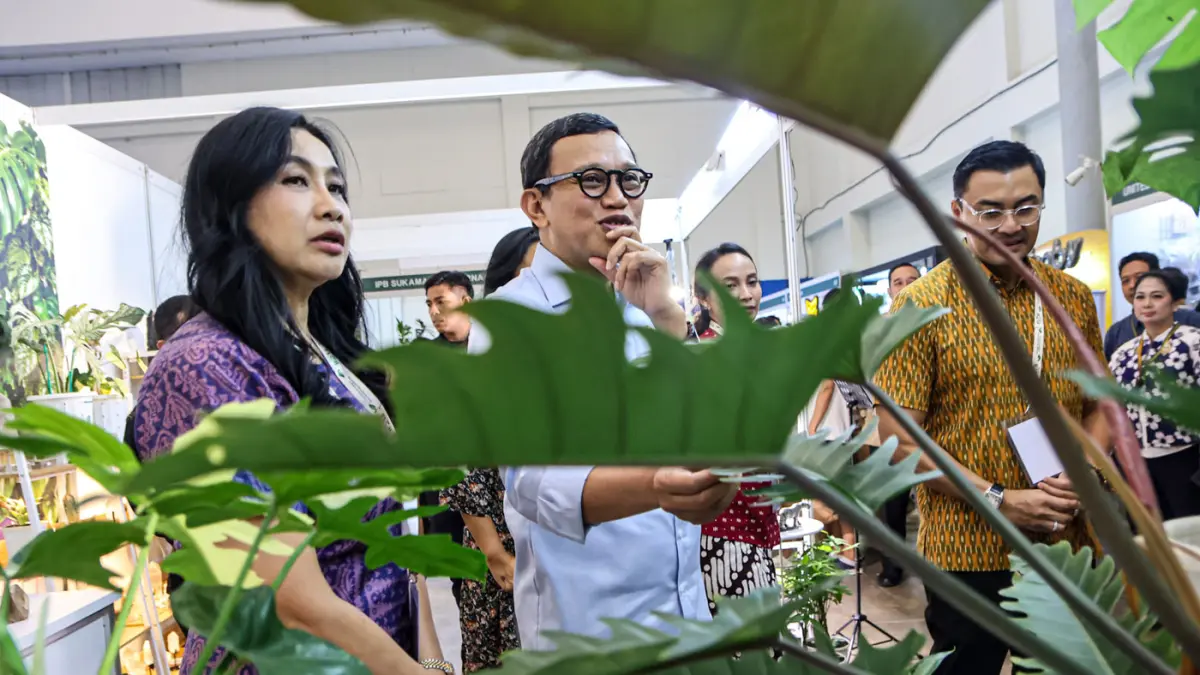 Kepala Badan Karantina (Barantin) Abdul Kadir Karding (tengah) didampingi Ketua Umum Indonesia Aroid Society Anjasmara (kanan) melihat koleksi tanaman di Floriculture Indonesia International (FLOII) Expo 2026, ICE BSD, Tangerang, Kamis (17/09/2026). (Hanu