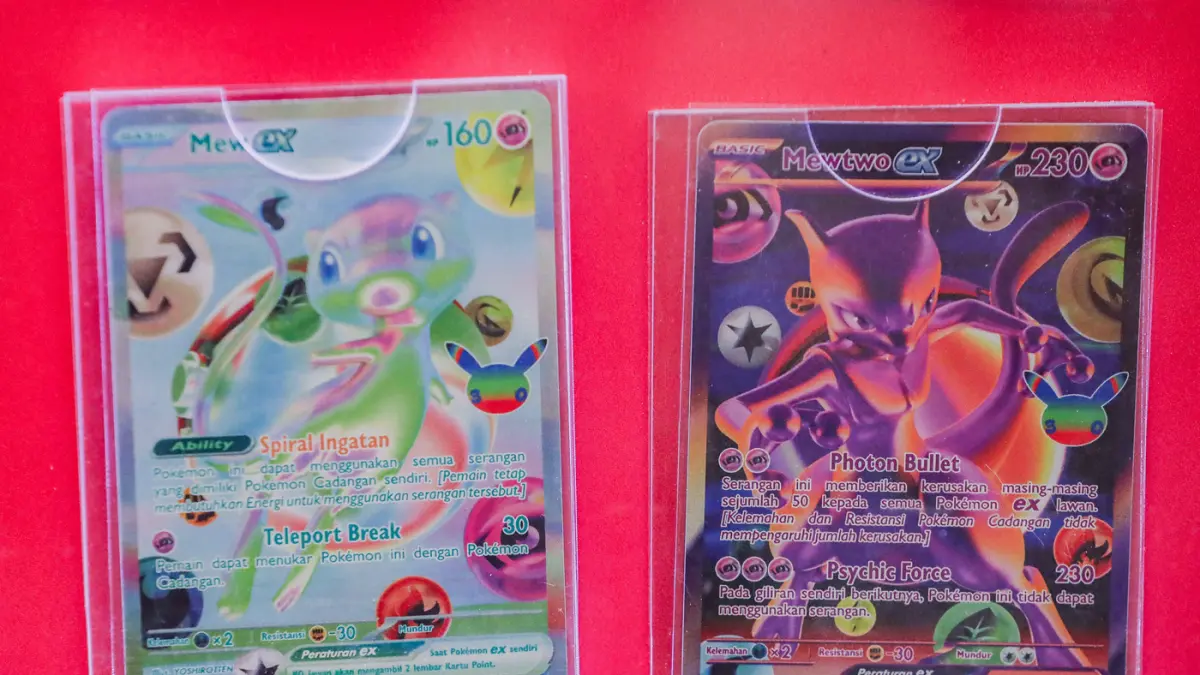 Deretan kartu Pokémon 30th Celebration di area Pokémon Trading Card Game (TCG) Academia di Ciputra World Surabaya, Jalan Mayjend Sungkono, Rabu (16/9). (Riana Setiawan/ Jawa Pos)