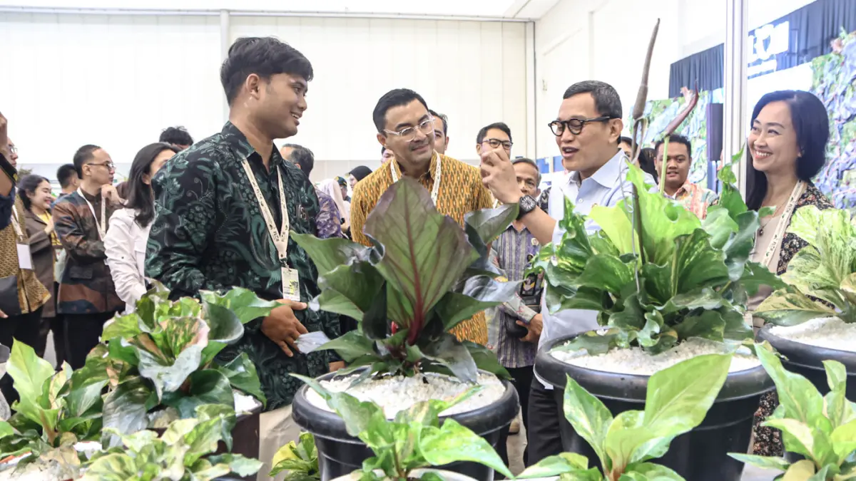 Kepala Badan Karantina (Barantin) Abdul Kadir Karding (kanan) didampingi Ketua Umum Indonesia Aroid Society Anjasmara (tengah) melihat koleksi tanaman di Floriculture Indonesia International (FLOII) Expo 2026, ICE BSD, Tangerang, Kamis (17/09/2026). (Hanu