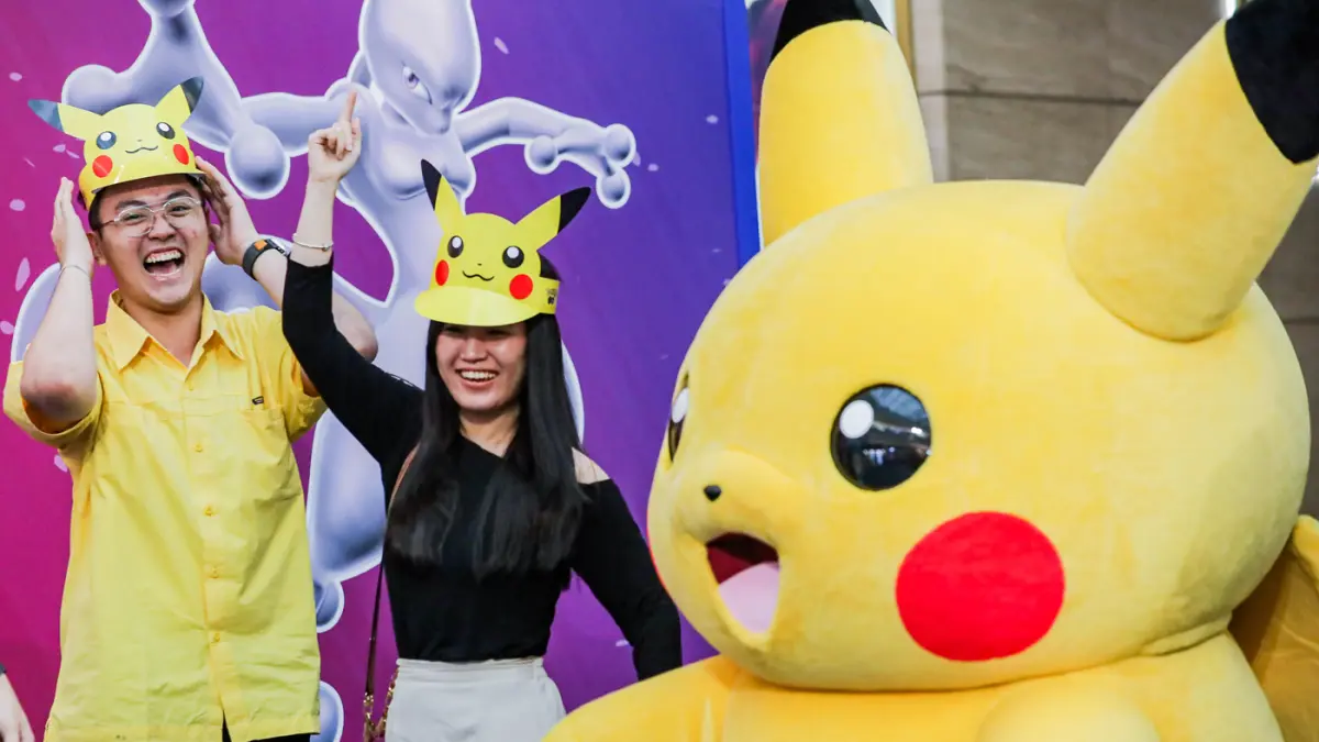 Karakter menghibur pengunjung di area Pokémon Trading Card Game (TCG) Academia di Ciputra World Surabaya, Jalan Mayjend Sungkono, Rabu (16/9). (Riana Setiawan/ Jawa Pos)