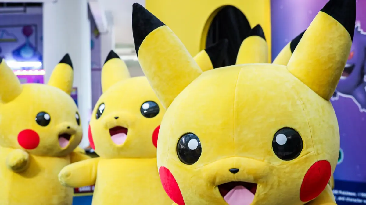 Karakter menghibur pengunjung di area Pokémon Trading Card Game (TCG) Academia di Ciputra World Surabaya, Jalan Mayjend Sungkono, Rabu (16/9). (Riana Setiawan/ Jawa Pos)