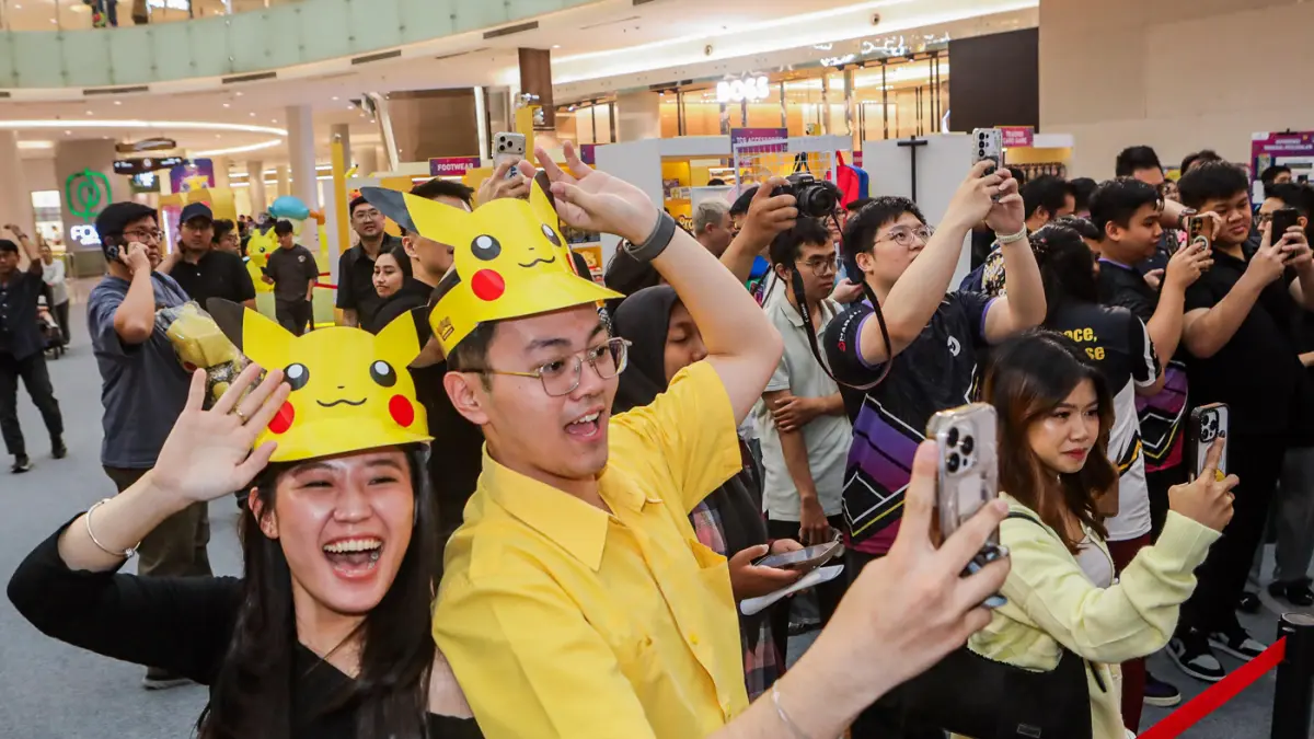 Pengunjung di area Pokémon Trading Card Game (TCG) Academia di Ciputra World Surabaya, Jalan Mayjend Sungkono, Rabu (16/9). (Riana Setiawan/ Jawa Pos)