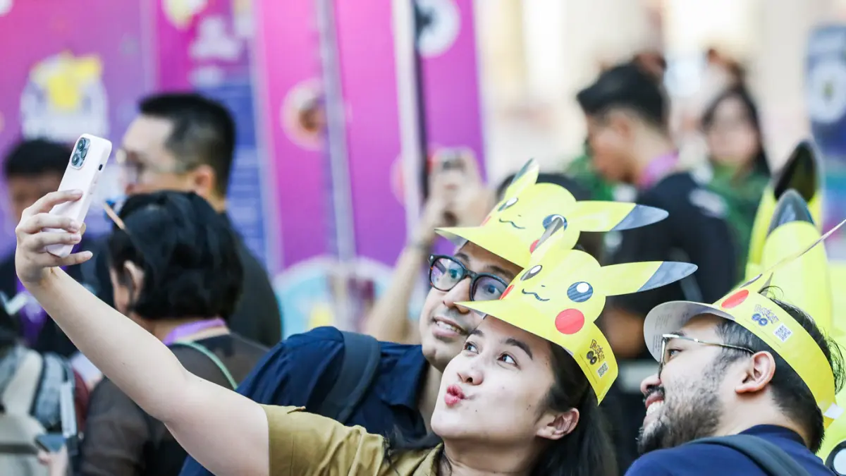 Pengunjung di area Pokémon Trading Card Game (TCG) Academia di Ciputra World Surabaya, Jalan Mayjend Sungkono, Rabu (16/9). (Riana Setiawan/ Jawa Pos)