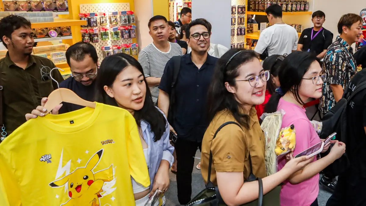 Pengunjung di area Pokémon Trading Card Game (TCG) Academia di Ciputra World Surabaya, Jalan Mayjend Sungkono, Rabu (16/9). (Riana Setiawan/ Jawa Pos)