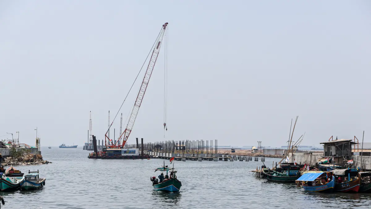 Sejumlah pekerja proyek beraktifitas di pembangunan kawasan reklamasi pesisir di Marunda, Jakarta, Selasa (15/09/2026). (Hanung Hambara/Jawa Pos)