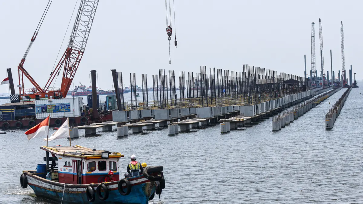 Sejumlah pekerja proyek beraktifitas di pembangunan kawasan reklamasi pesisir di Marunda, Jakarta, Selasa (15/09/2026). (Hanung Hambara/Jawa Pos)