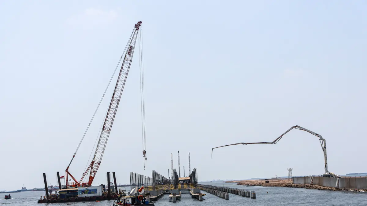 Sejumlah pekerja proyek beraktifitas di pembangunan kawasan reklamasi pesisir di Marunda, Jakarta, Selasa (15/09/2026). (Hanung Hambara/Jawa Pos)