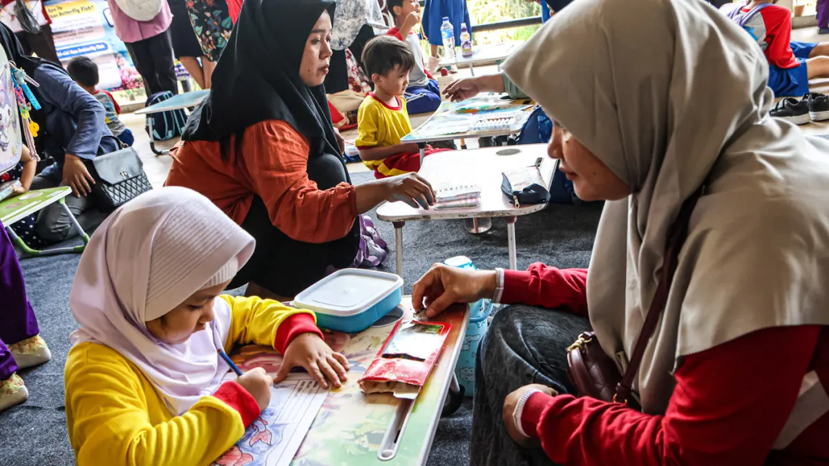 Sejumlah siswa Taman Kanak-Kanak (TK) mengikuti lomba mewarnai saat Gebyar Edukasi Ikan Hias di Tempat Promosi Hasil Perikanan (TPHP) Cengkareng, Jakarta, Rabu (16/09/2026). (Hanung Hambara/Jawa Pos)
