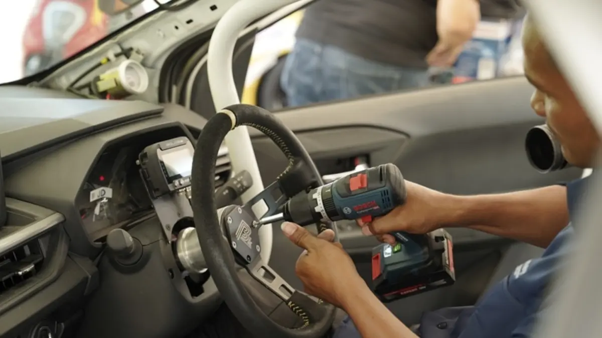Pemeriksaan komponen sebelum dilakukan balap mobil. (Istimewa)