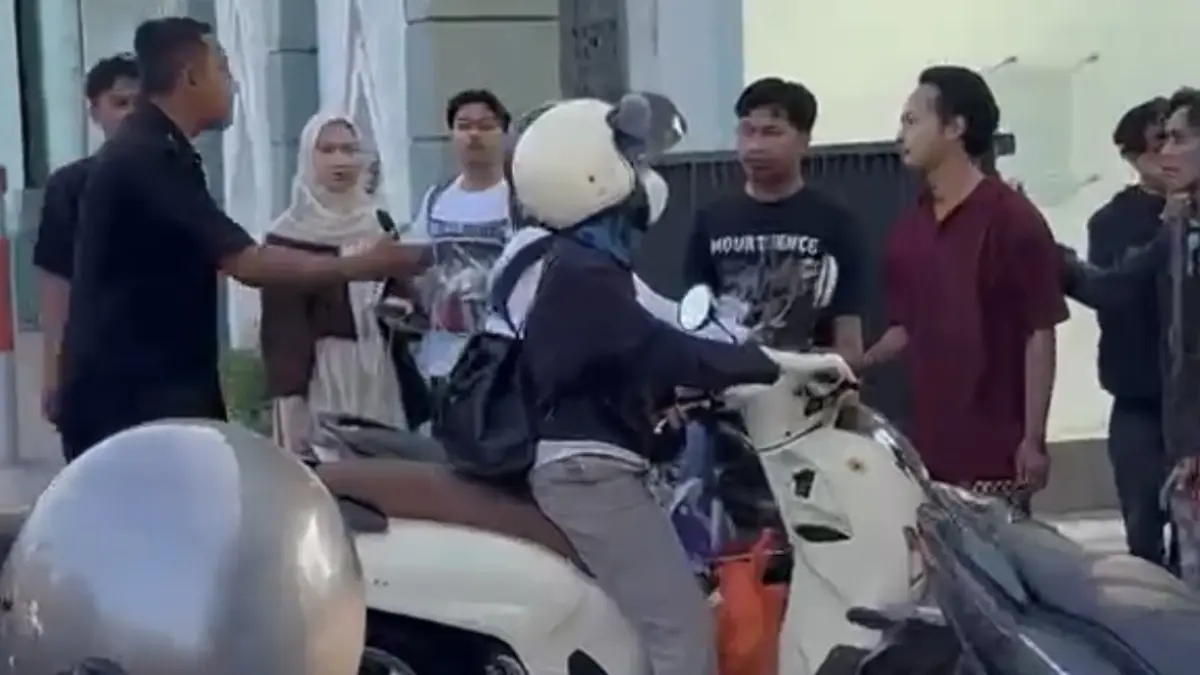 Mahasiswa UINSA Segel Dua Gerbang, Akses Dialihkan ke Pintu Belakang - Image