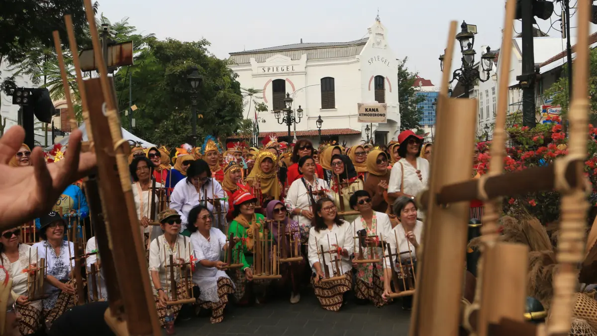 Peserta memainkan musik angklung dalam acara Pagelaran 1.000 Angklung Nusantara di kawasan Cagar Budaya Nasional Kota Lama, Semarang, Jawa Tengah, Sabtu (19/9/2026).