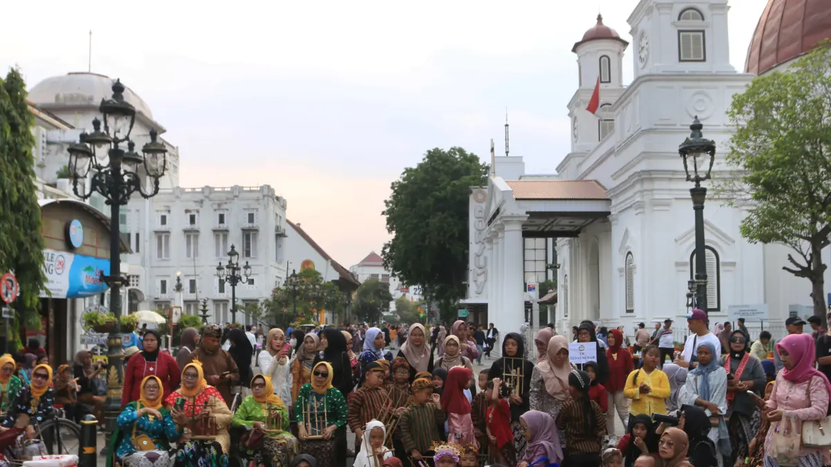 Peserta memainkan musik angklung dalam acara Pagelaran 1.000 Angklung Nusantara di kawasan Cagar Budaya Nasional Kota Lama, Semarang, Jawa Tengah, Sabtu (19/9/2026).