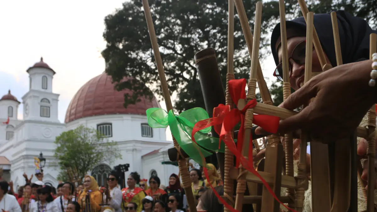 Peserta memainkan musik angklung dalam acara Pagelaran 1.000 Angklung Nusantara di kawasan Cagar Budaya Nasional Kota Lama, Semarang, Jawa Tengah, Sabtu (19/9/2026).