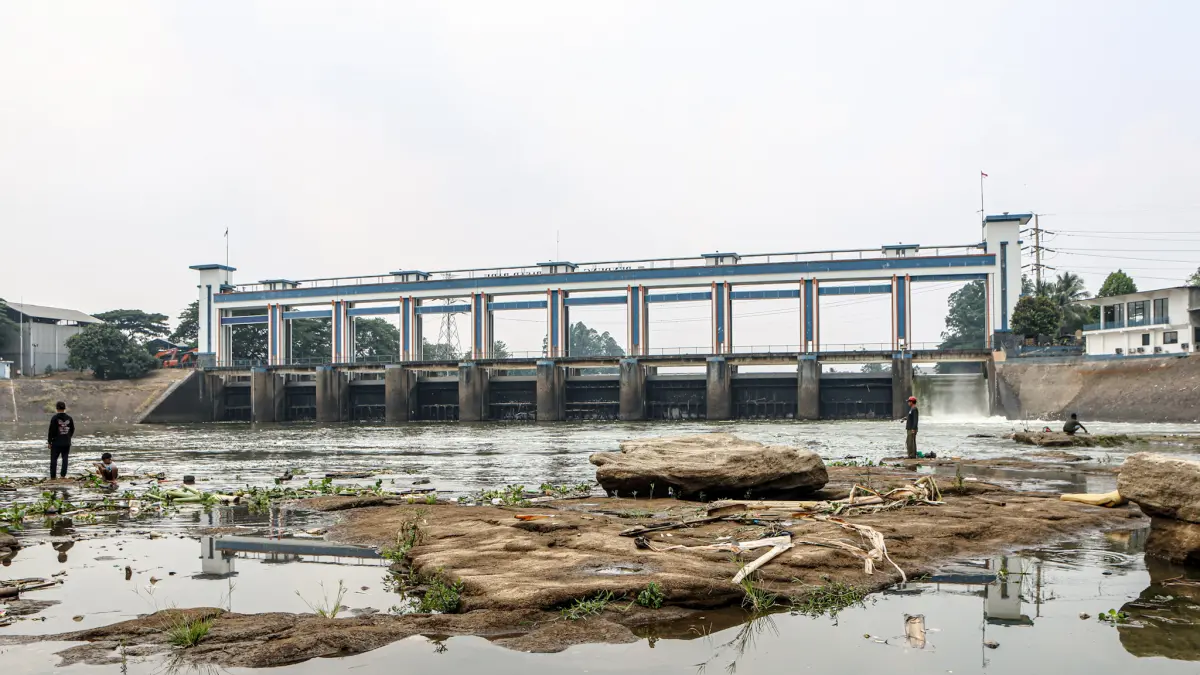 Sejumlah warga memancing di sekitar Bendungan Pasar Baru atau Pintu Air Sepuluh di Kota Tangerang, Minggu (20/09/2026).(Hanung Hambara/ Jawa Pos)