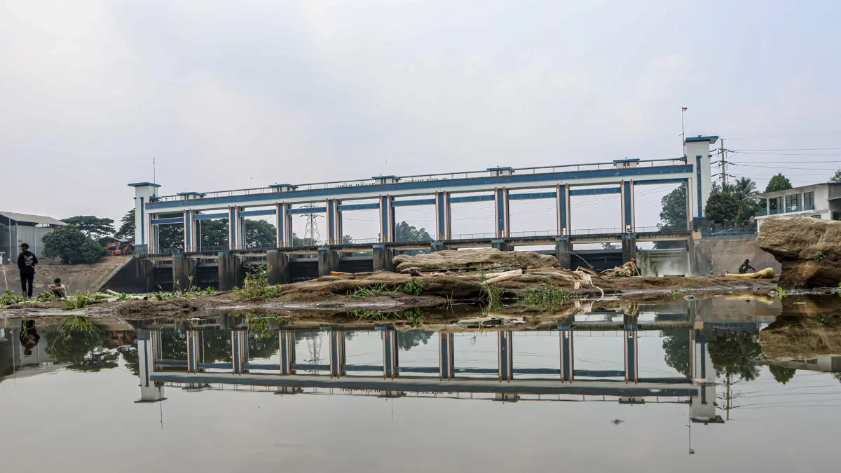 Sejumlah warga memancing di sekitar Bendungan Pasar Baru atau Pintu Air Sepuluh di Kota Tangerang, Minggu (20/09/2026).(Hanung Hambara/ Jawa Pos)