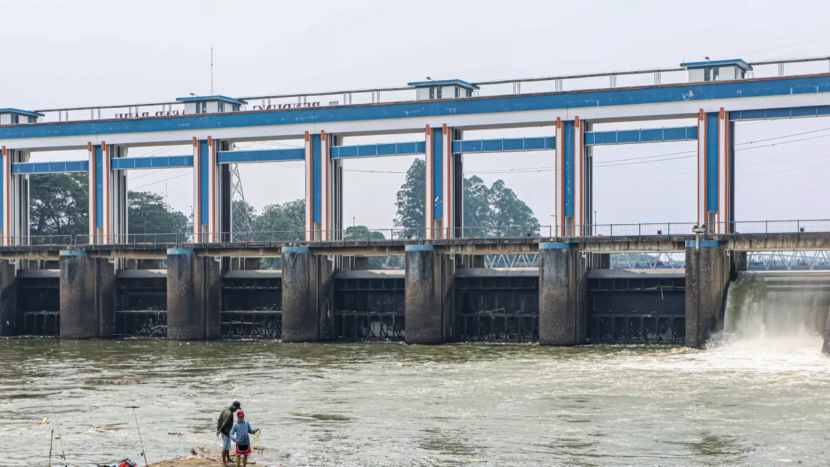 Sejumlah warga memancing di sekitar Bendungan Pasar Baru atau Pintu Air Sepuluh di Kota Tangerang, Minggu (20/09/2026).(Hanung Hambara/ Jawa Pos)