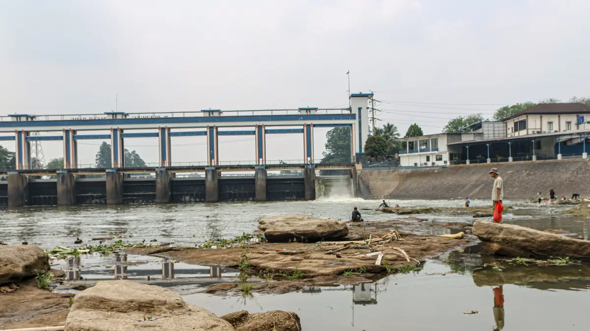 Sejumlah warga memancing di sekitar Bendungan Pasar Baru atau Pintu Air Sepuluh di Kota Tangerang, Minggu (20/09/2026).(Hanung Hambara/ Jawa Pos)