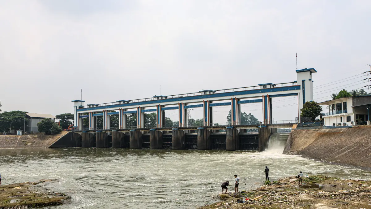 Sejumlah warga memancing di sekitar Bendungan Pasar Baru atau Pintu Air Sepuluh di Kota Tangerang, Minggu (20/09/2026).(Hanung Hambara/ Jawa Pos)