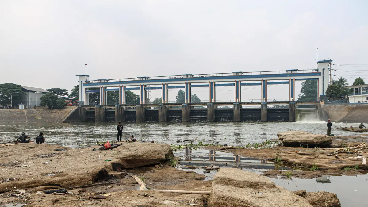 Sejumlah warga memancing di sekitar Bendungan Pasar Baru atau Pintu Air Sepuluh di Kota Tangerang, Minggu (20/09/2026).(Hanung Hambara/ Jawa Pos)
